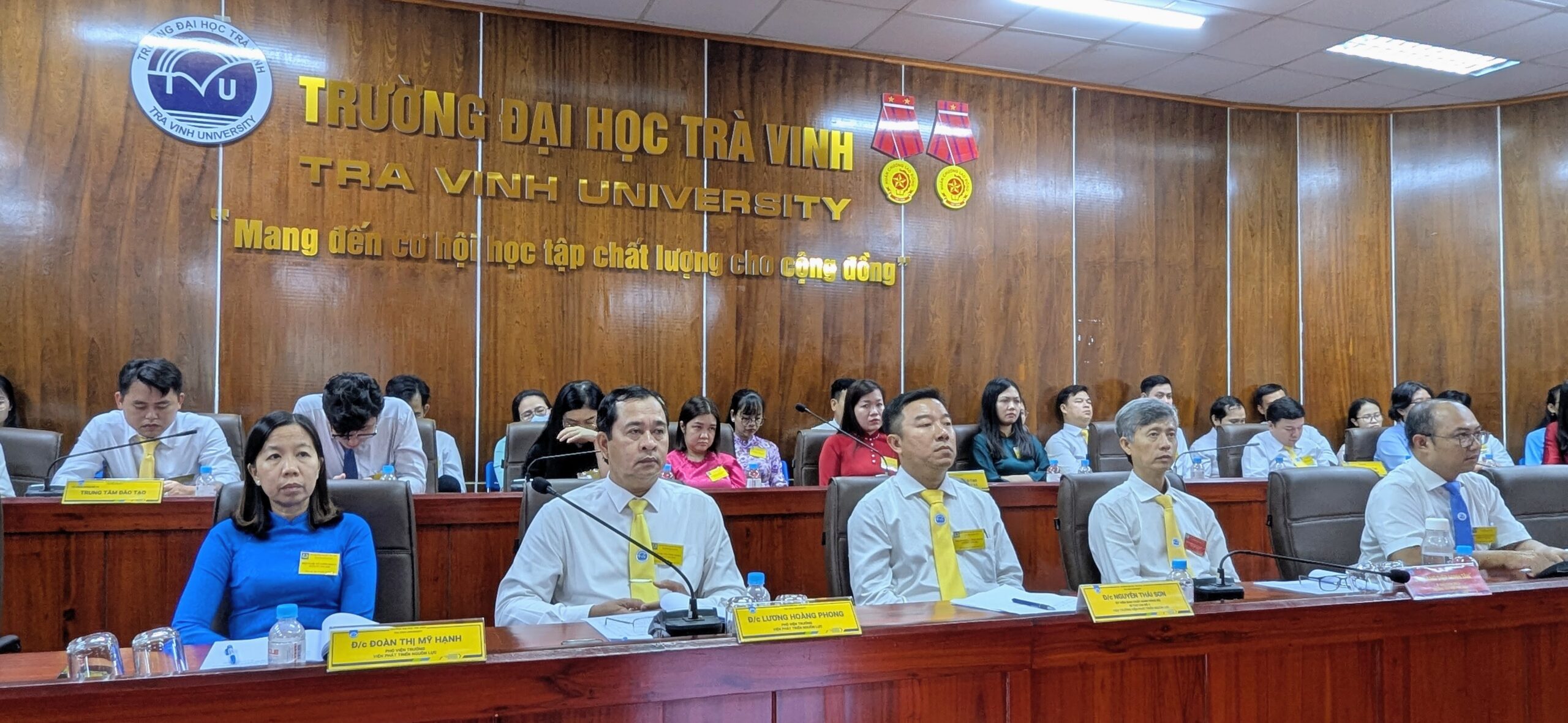 Thầy Đặng Diệp Minh Tân đại diện Công đoàn cấp trên (thứ 2 bên phải qua, hàng đầu) cùng Ban lãnh đạo Viện Phát triển nguồn lực