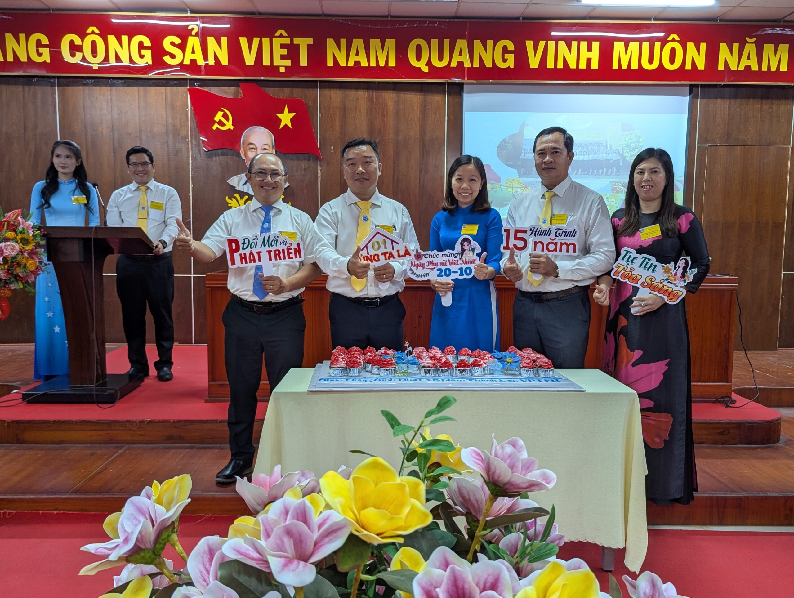 Bà Huỳnh Ngọc Hiểu - Tổ trưởng Tổ Công đoàn 10 (bên phải cùng) cùng Ban lãnh đạo Viện Phát triển nguồn lực mở bánh kem mừng sinh nhật 15 năm